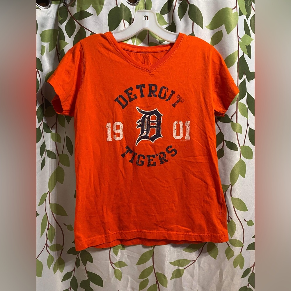 NWOT Detroit Tigers Womens V-Neck short sleeve